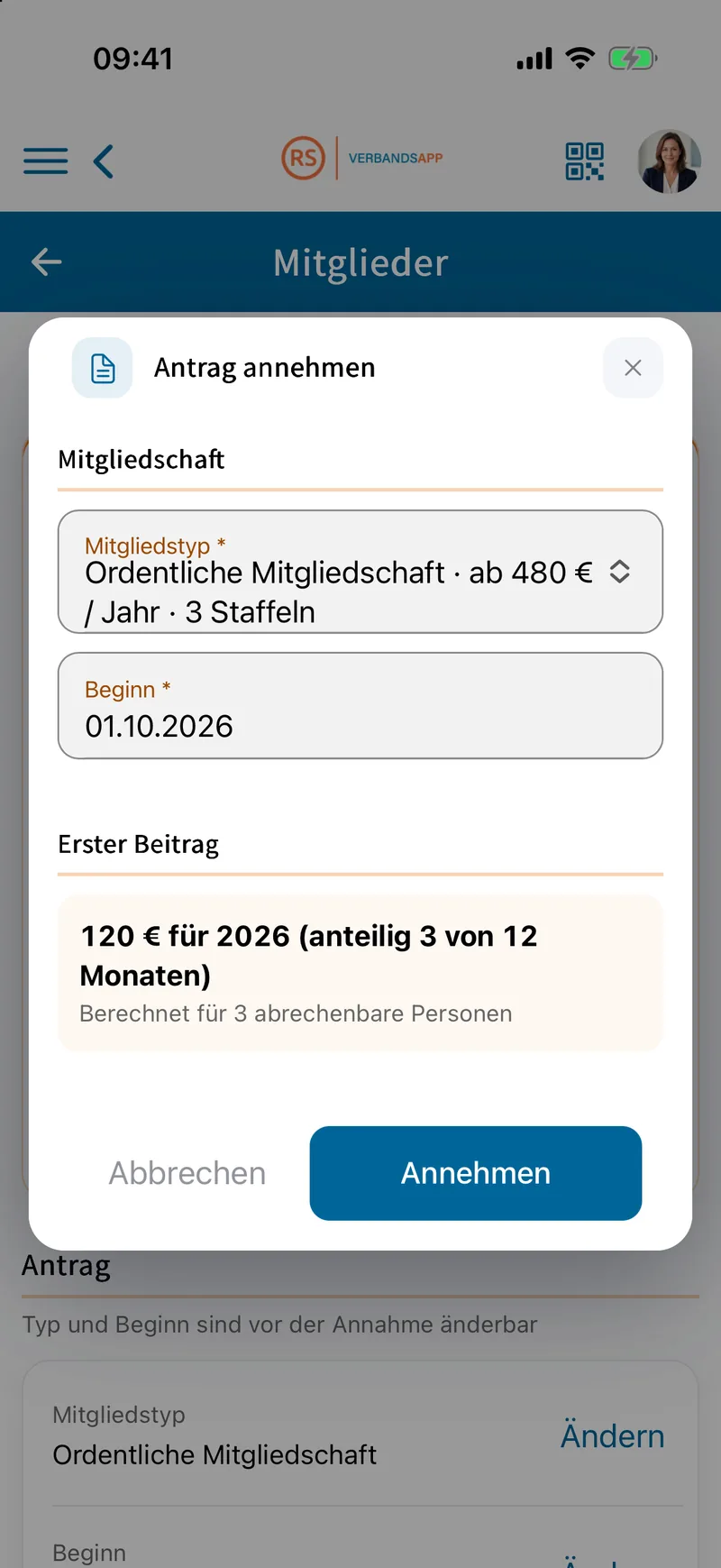 Dialog „Antrag annehmen“ mit Typ, Beginn und anteiligem ersten Beitrag auf dem Smartphone